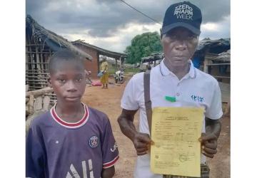Côte d’Ivoire / Éducation : À Tiassalé, le jeune Sidney, amputé des deux bras, plaide pour des prothèses afin de poursuivre sa scolarité